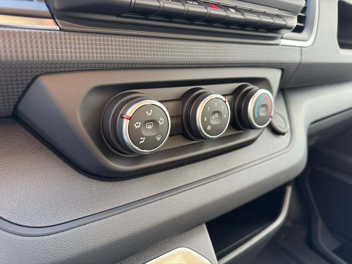 Hvid Nissan Primastar fra 2022