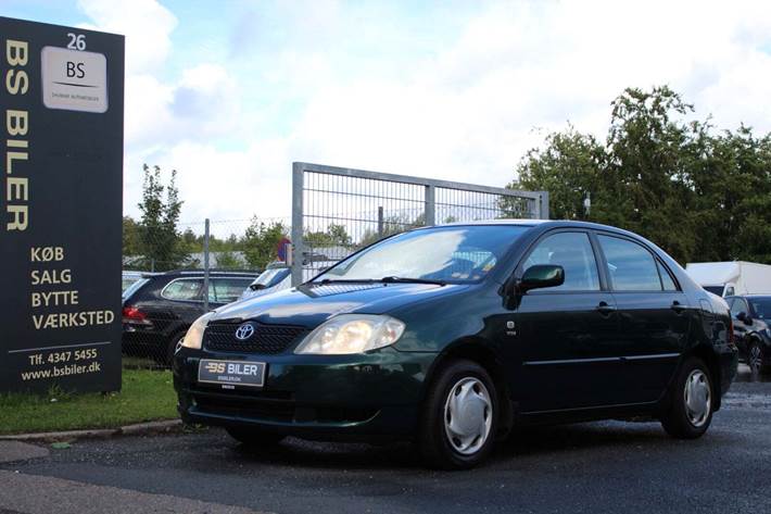 Grøn Toyota Corolla fra 2003 set udefra
