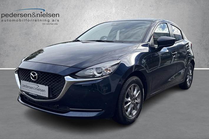 Blå Mazda 2 fra 2023 set udefra