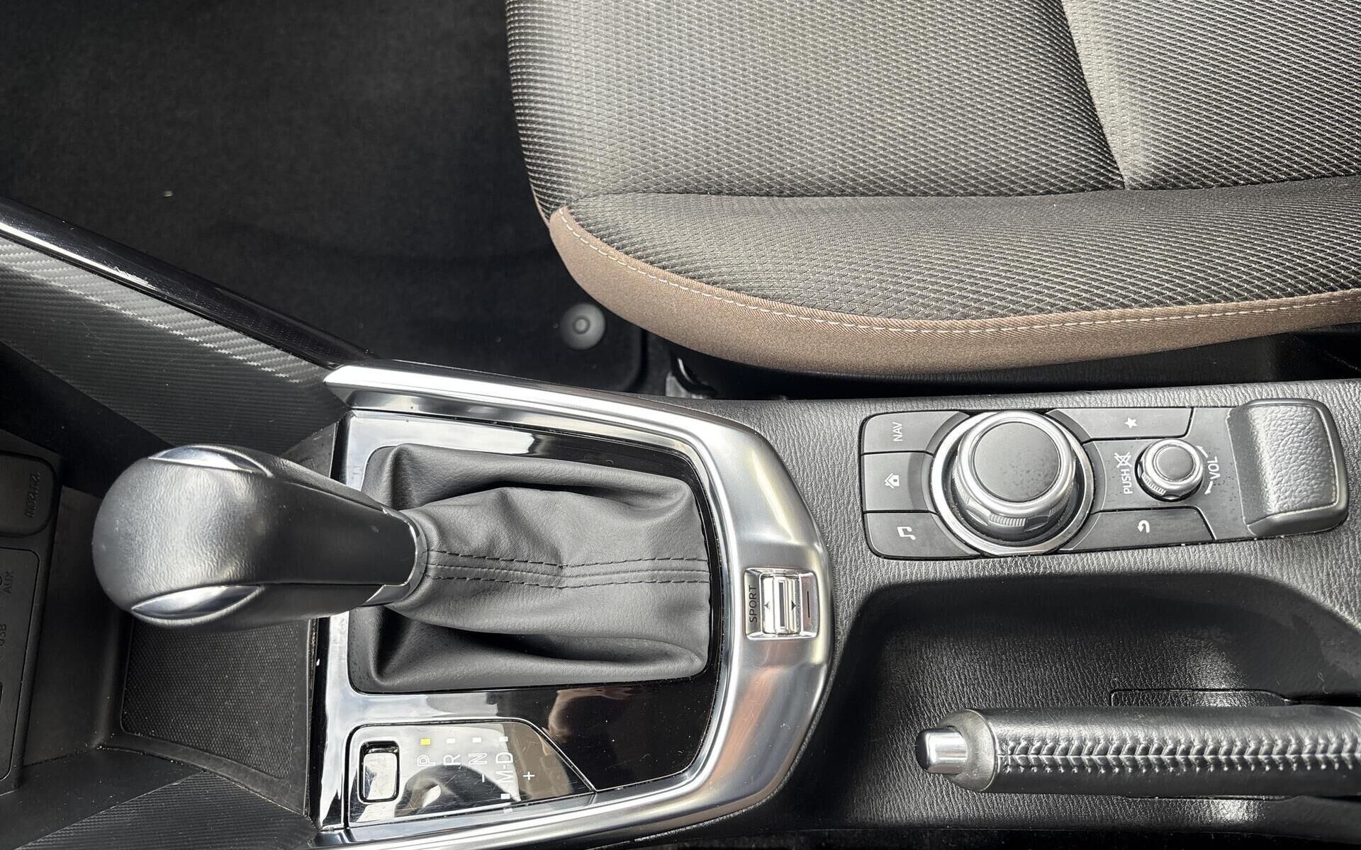 Blå Mazda 2 fra 2023