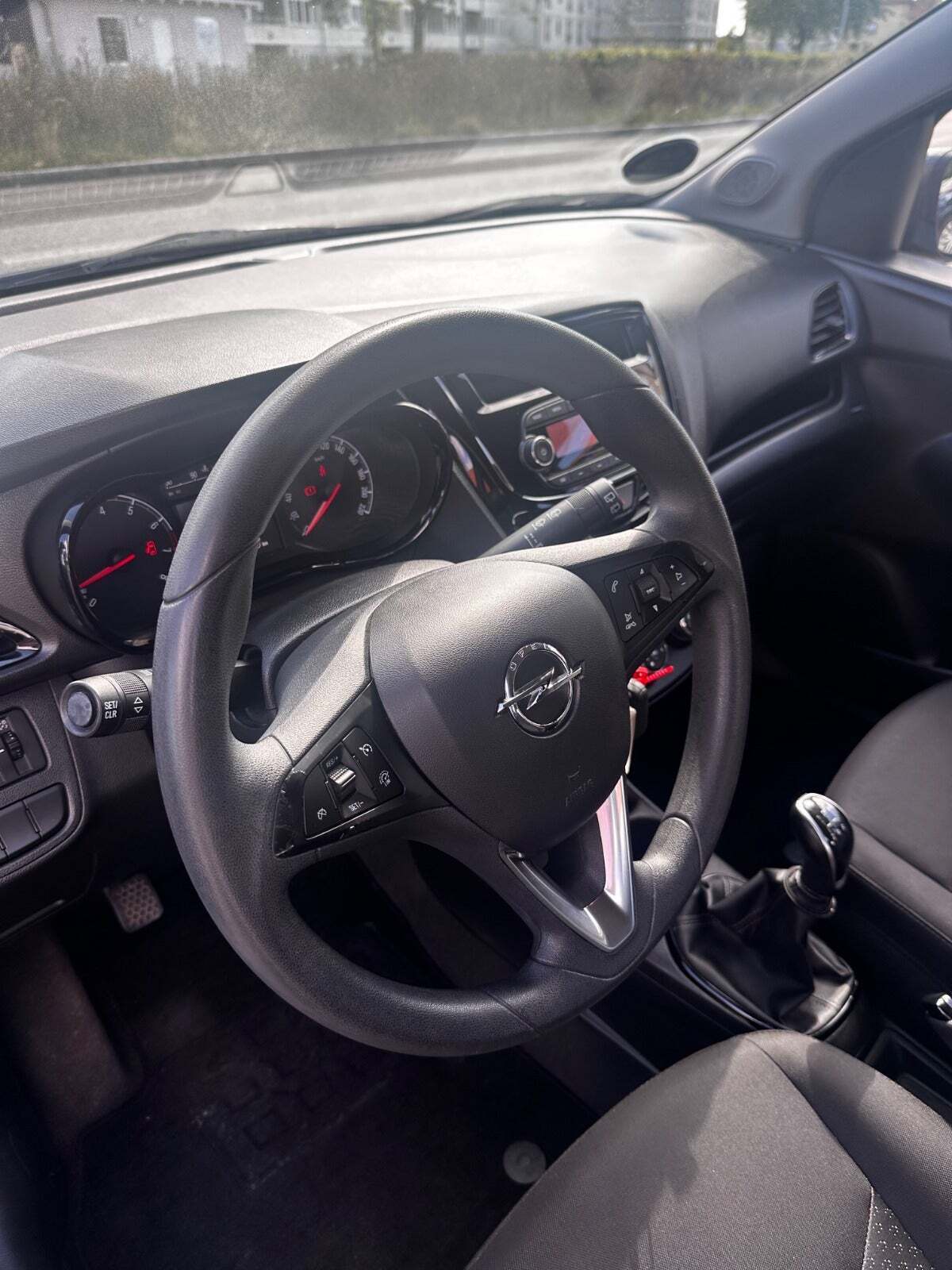 Grå Opel Karl fra 2016