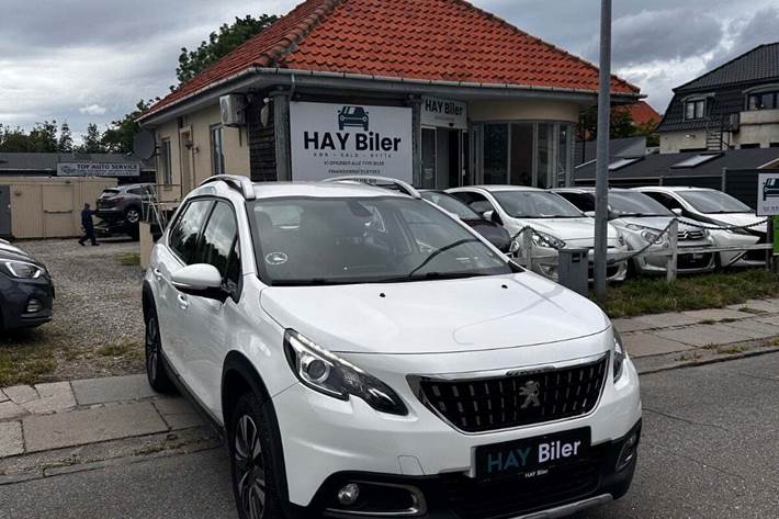 Hvid Peugeot 2008 fra 2017 set udefra