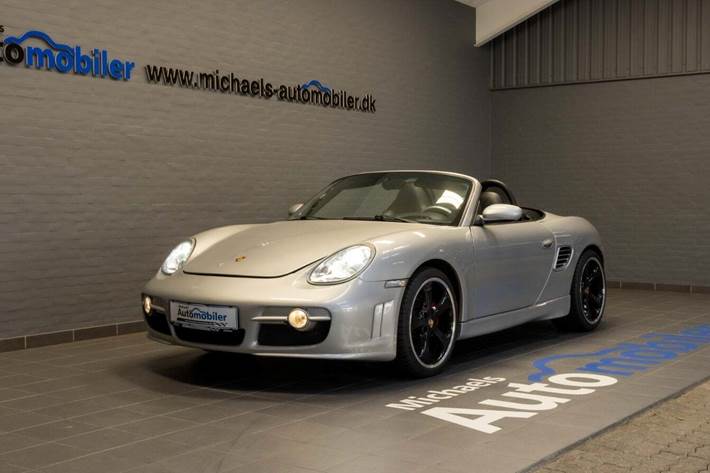 Sølv Porsche Boxster S fra 2007 set udefra