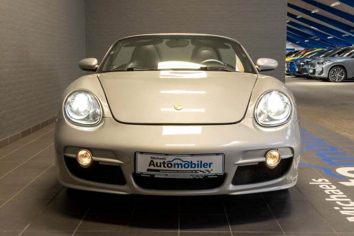 Sølv Porsche Boxster S fra 2007 set udefra