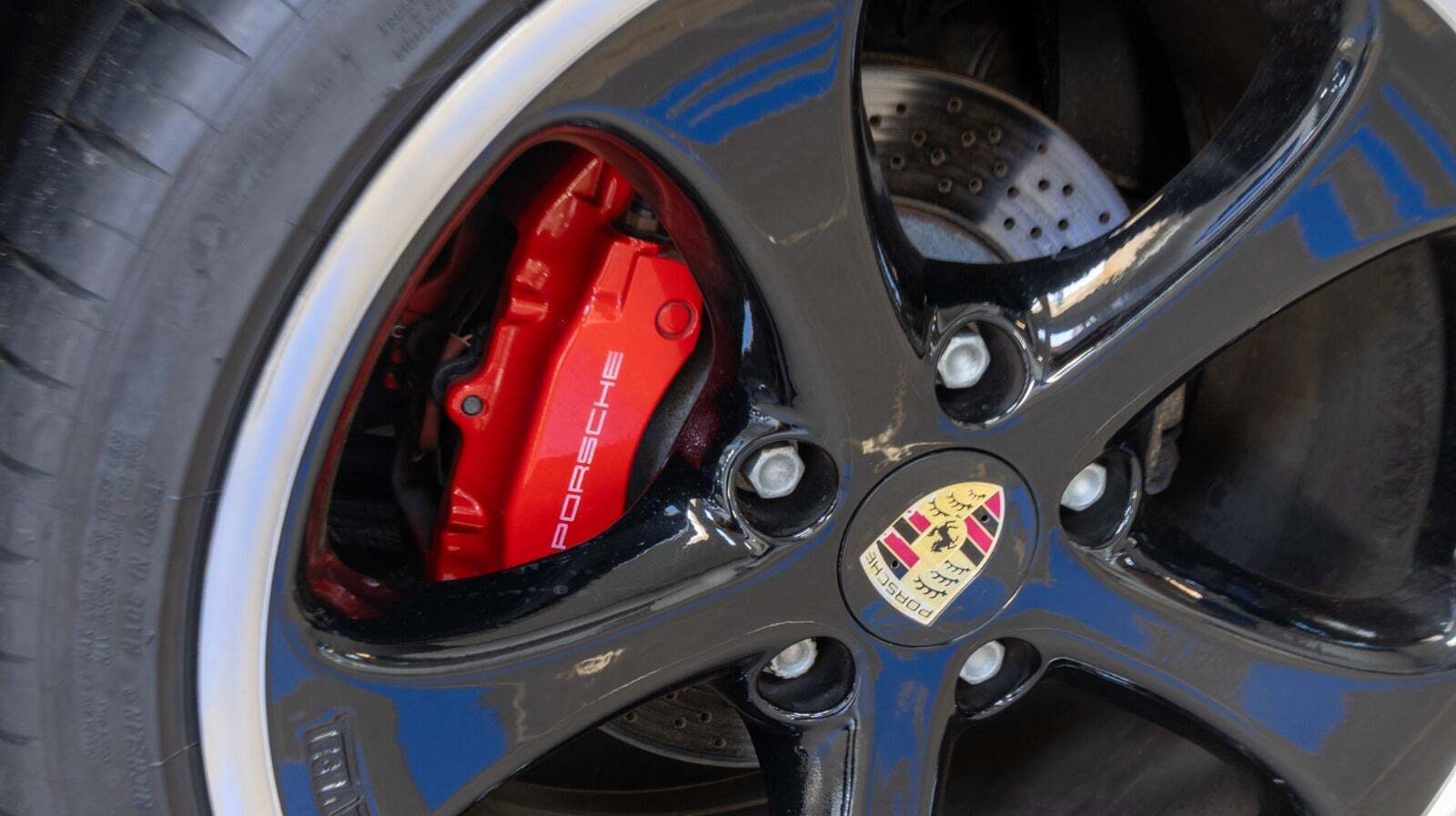 Sølv Porsche Boxster S fra 2007 set udefra