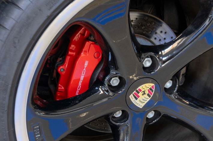 Sølv Porsche Boxster S fra 2007 set udefra