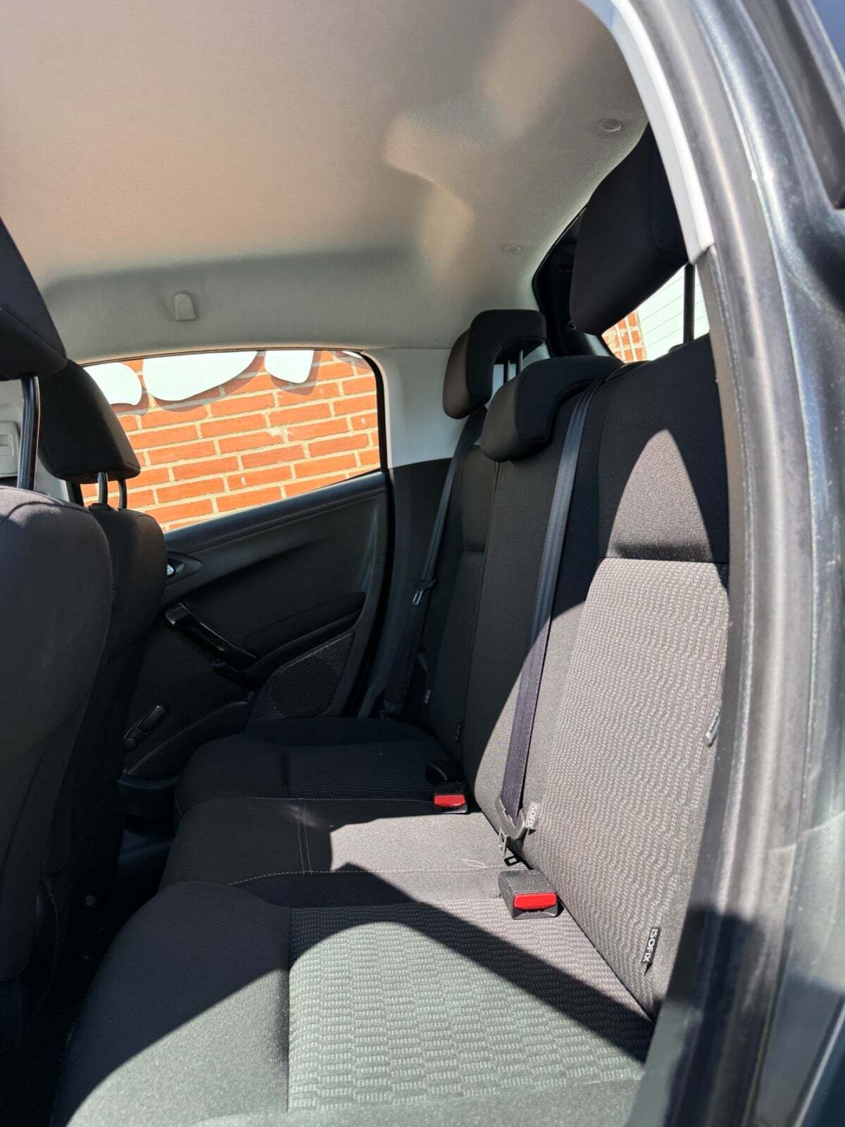 Grå Peugeot 208 fra 2015