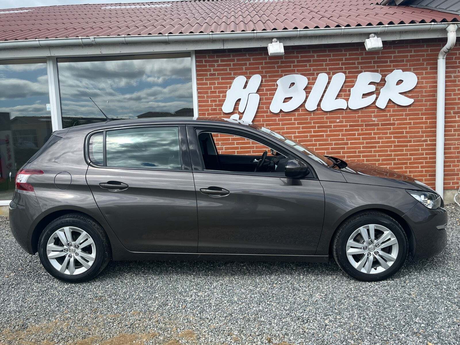 Grå Peugeot 308 fra 2016