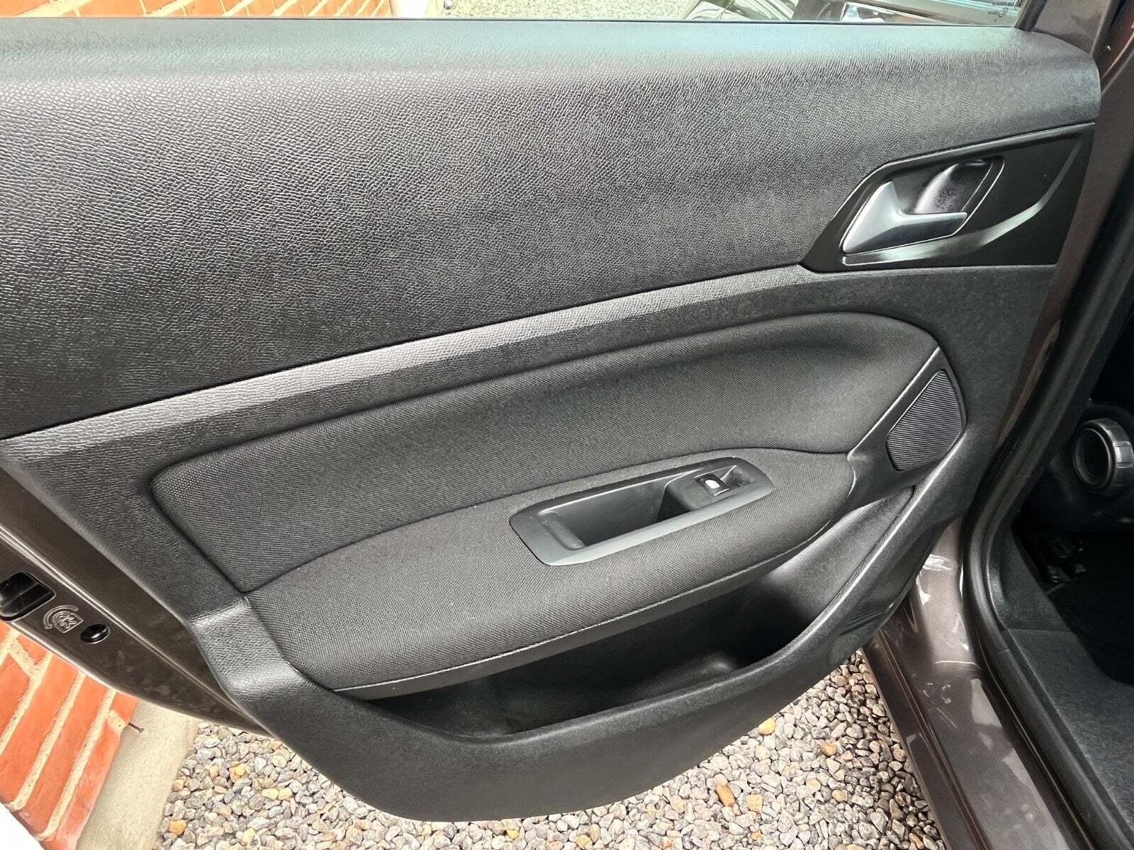 Grå Peugeot 308 fra 2016