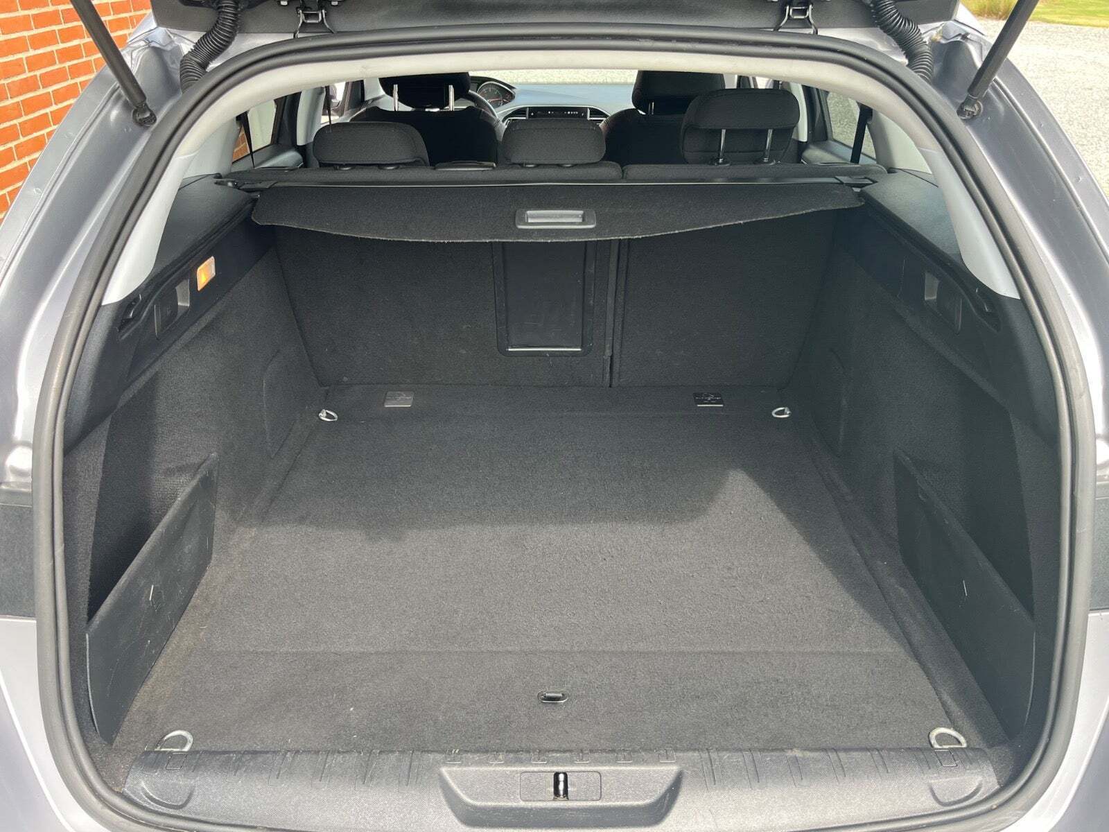 Sølv Peugeot 308 fra 2017