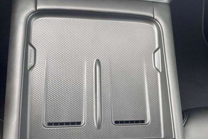 Hvid Xpeng G6 fra 2024 set indefra