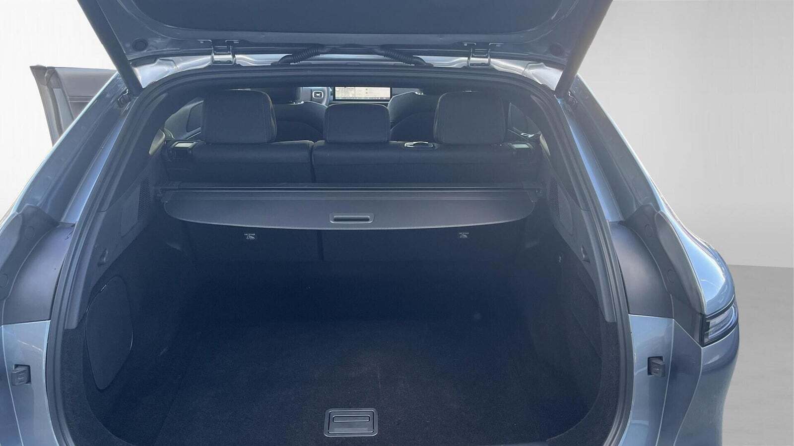 Grå Xpeng G6 fra 2024 set indefra