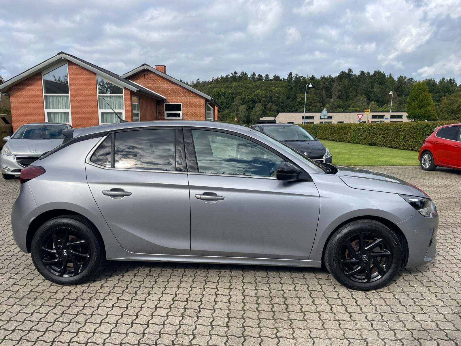 Grå Opel Corsa fra 2020