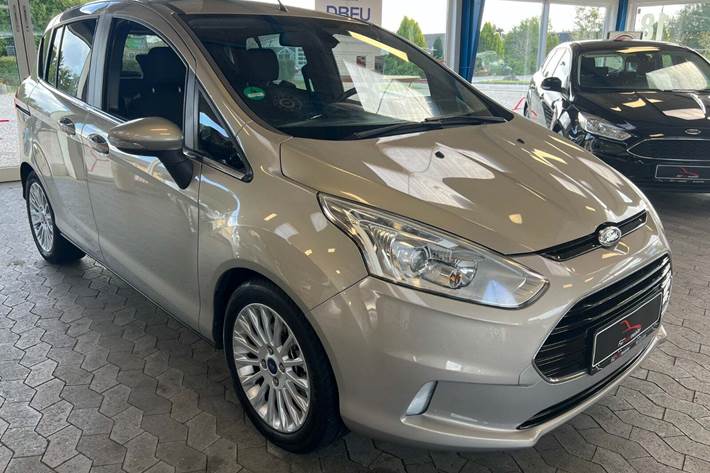 Orange Ford B-MAX fra 2012 set udefra