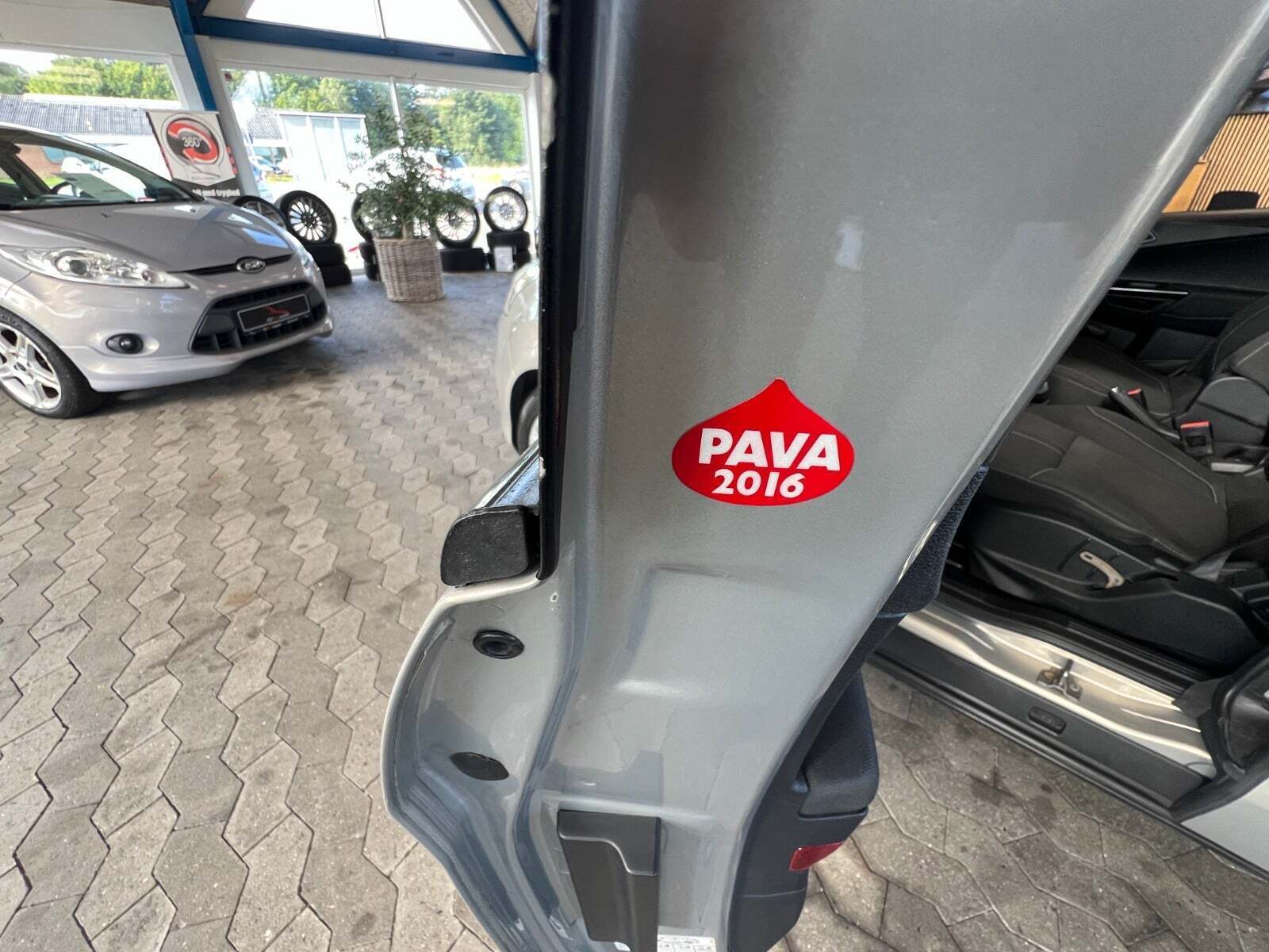 Orange Ford B-MAX fra 2012