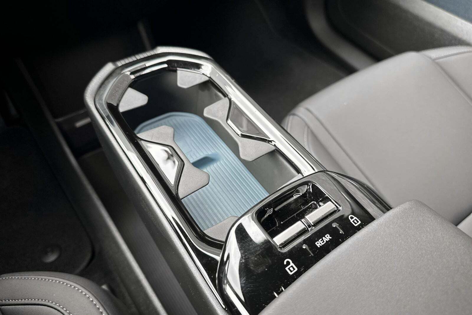 Grå Volvo EX30 fra 2025