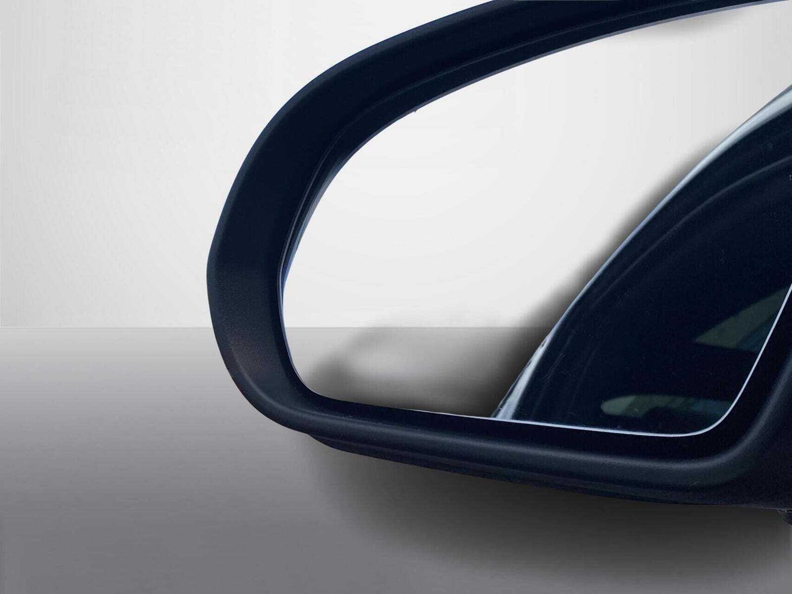 Blå Mercedes EQA250 fra 2021