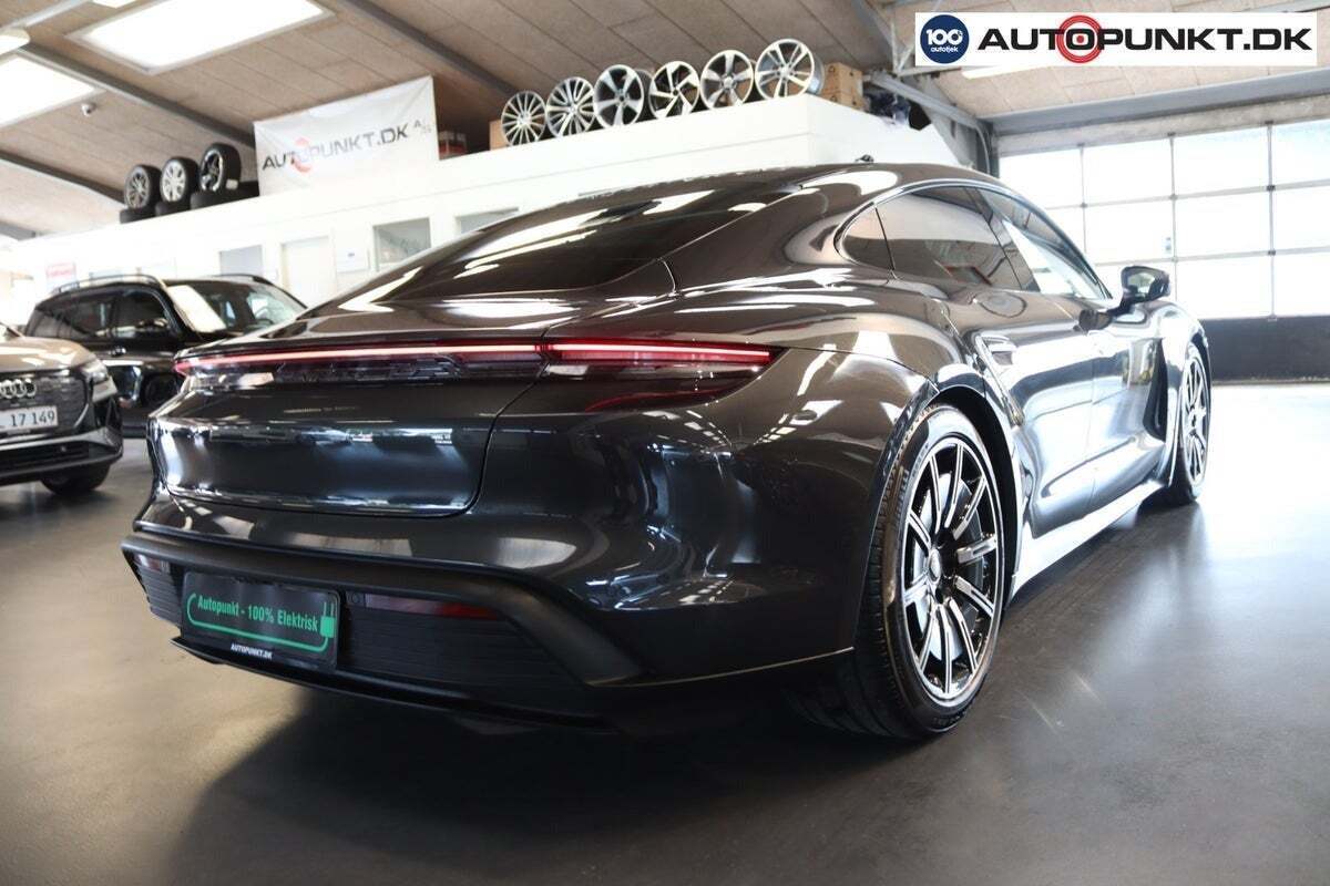 Grå Porsche Taycan 4S fra 2024
