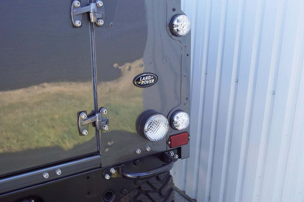 Grå Land Rover Defender 90 fra 2006