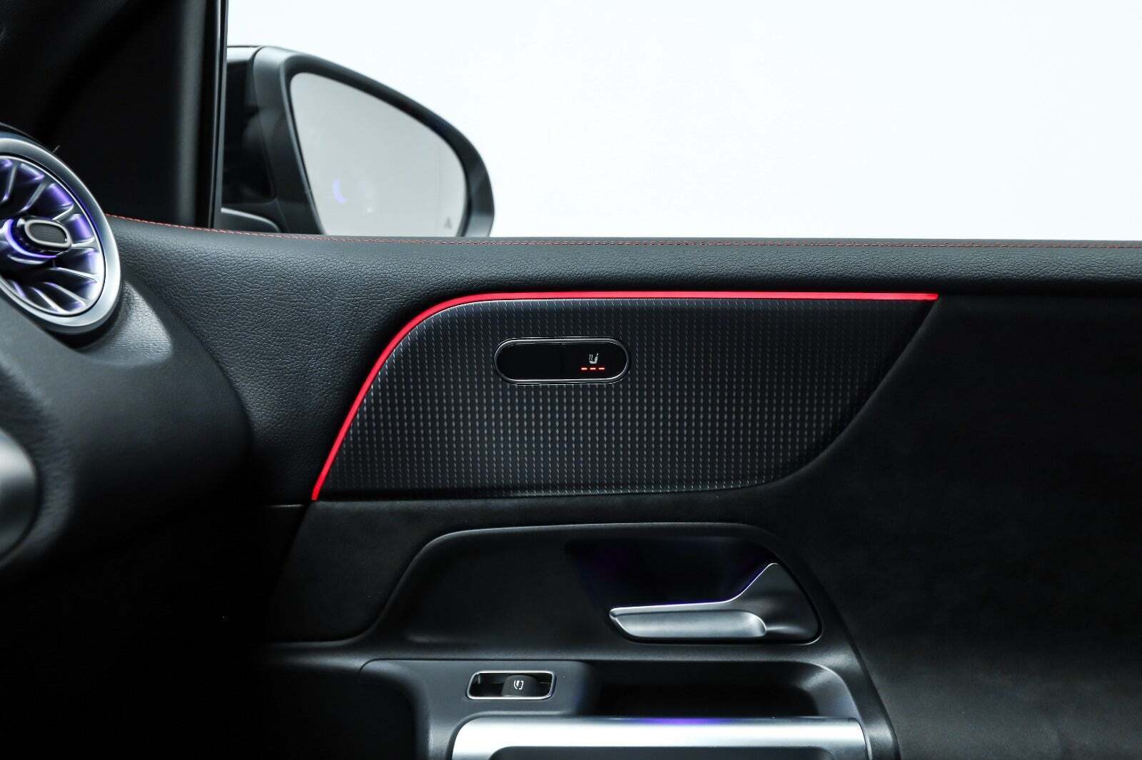 Grå Mercedes EQB350 fra 2023