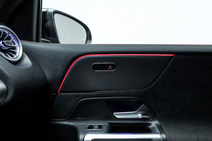 Grå Mercedes EQB350 fra 2024