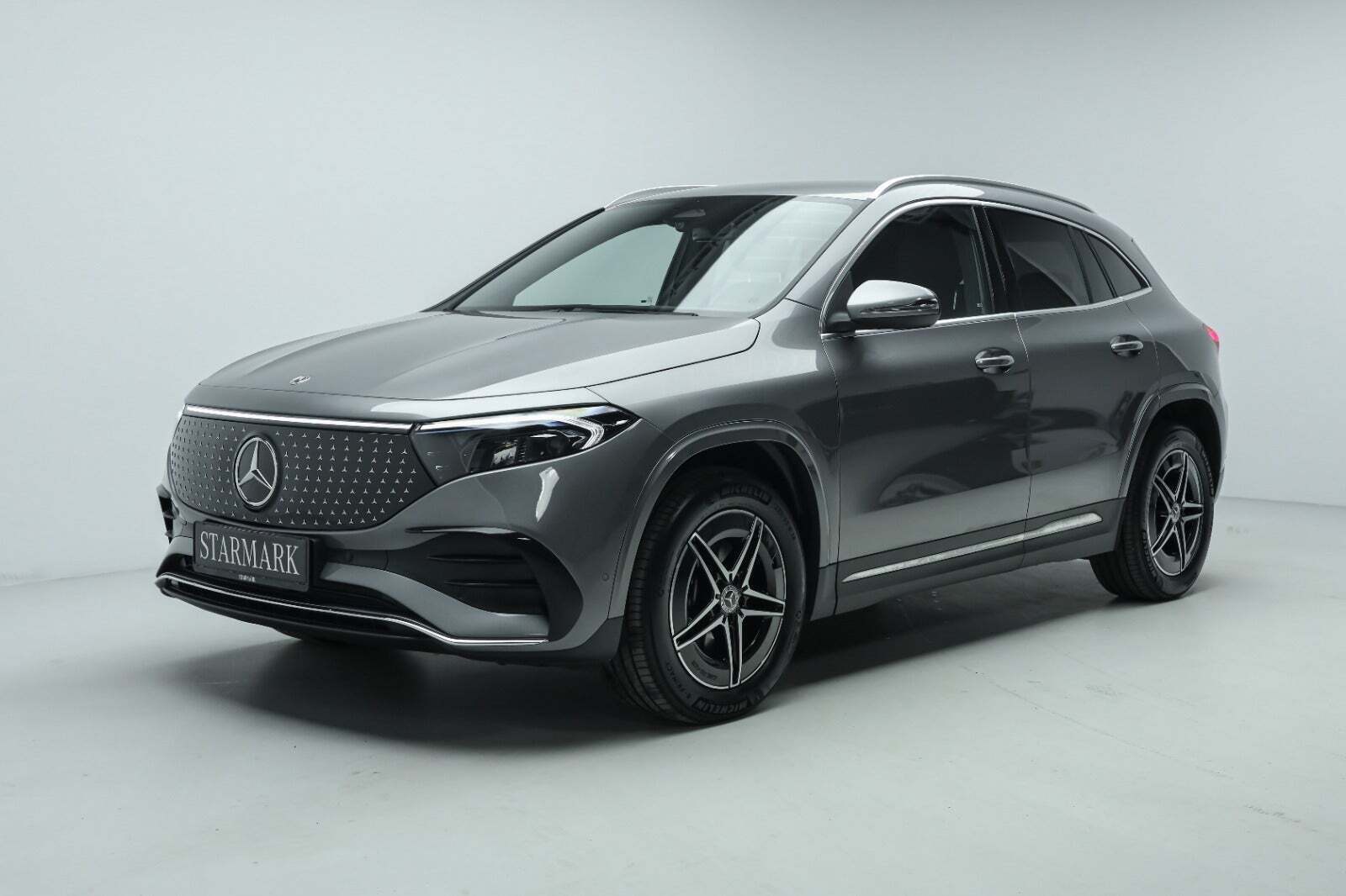Grå Mercedes EQA250+ fra 2024 set udefra
