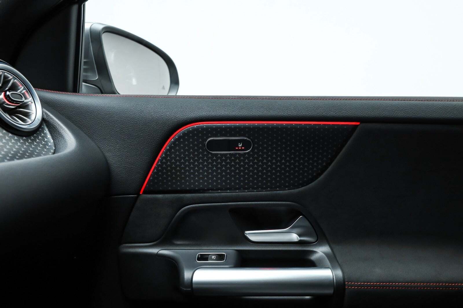 Grå Mercedes EQA250+ fra 2024