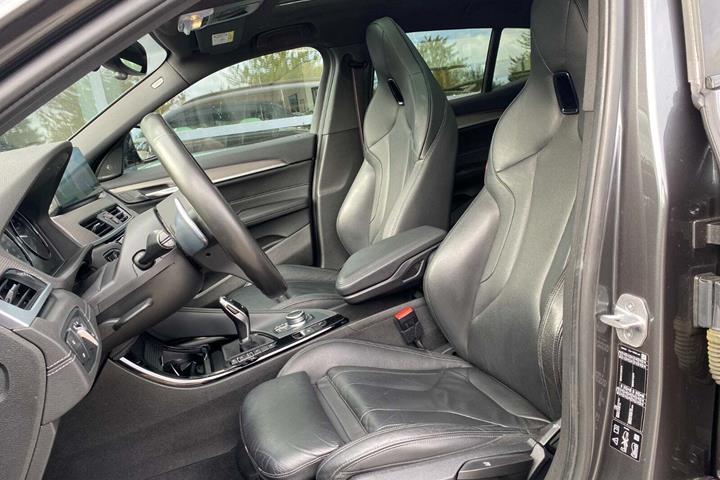 Grå BMW X2 fra 2019 set indefra