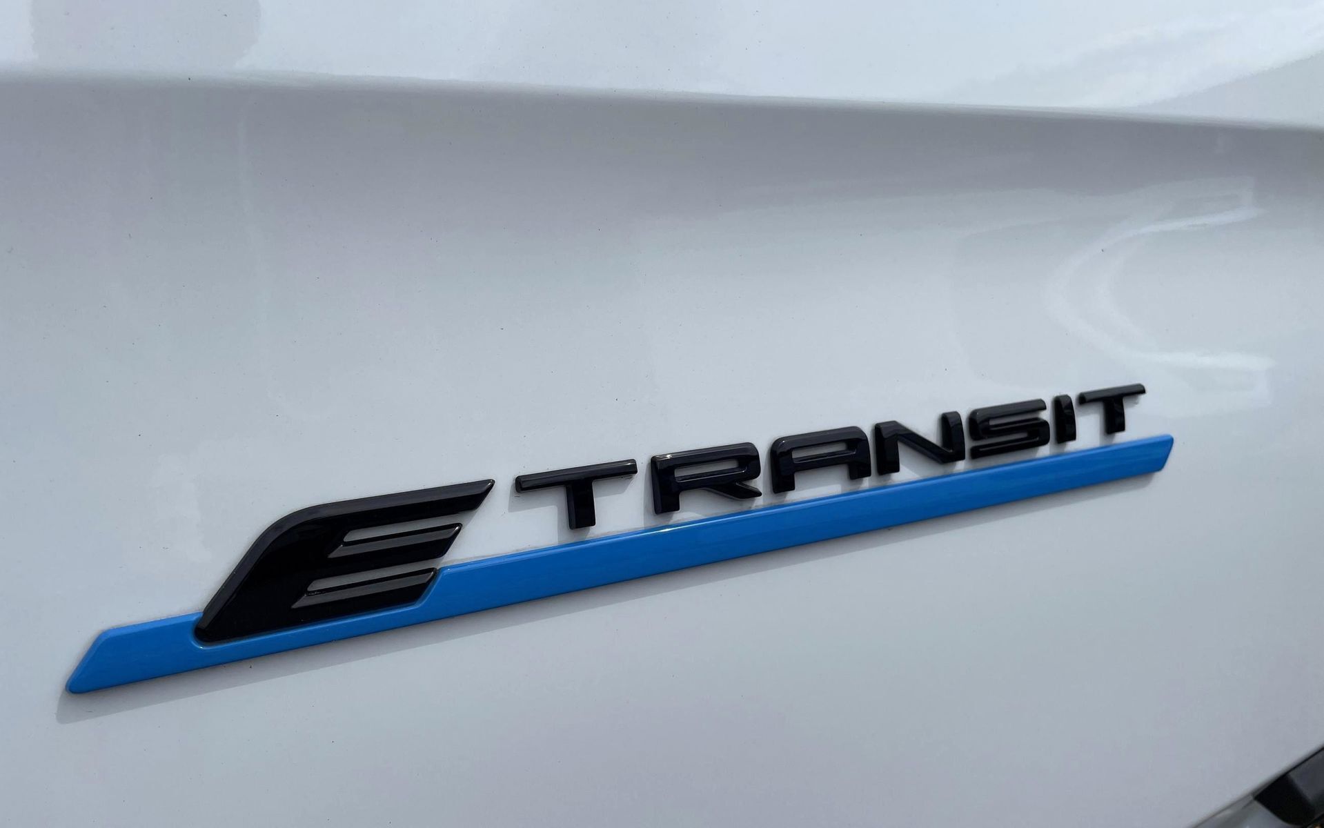 Hvid Ford E-Transit Custom fra 2024 set udefra