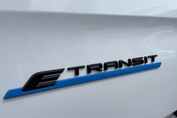 Hvid Ford E-Transit Custom fra 2024 set udefra