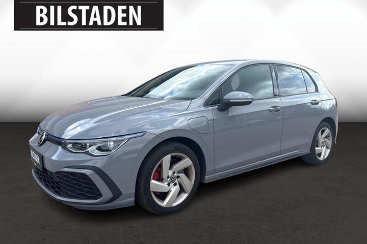 Grå VW Golf VIII fra 2021 set udefra