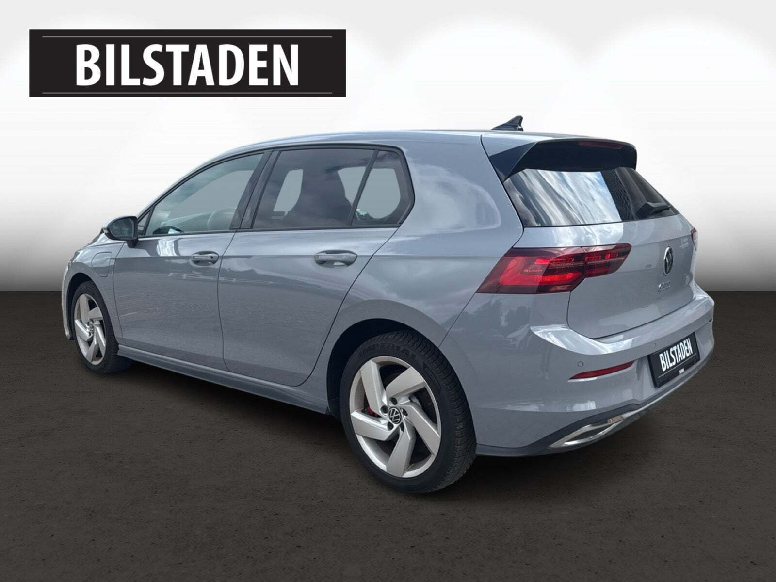 Grå VW Golf VIII fra 2021