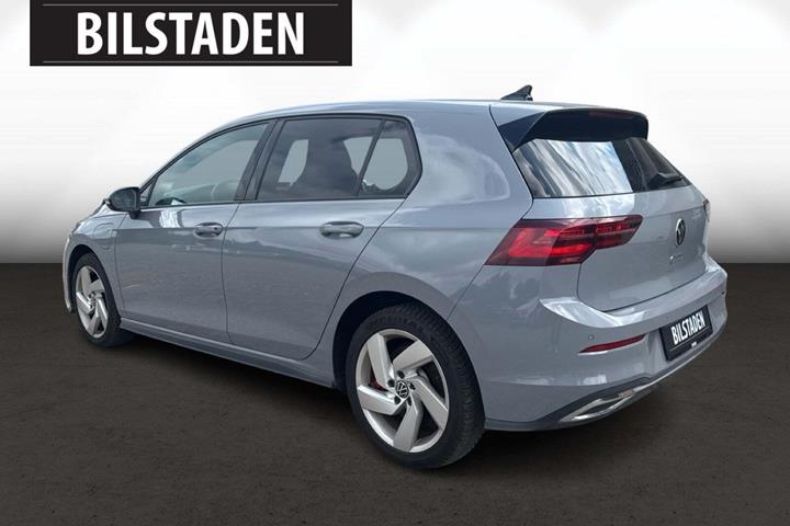 Grå VW Golf VIII fra 2021