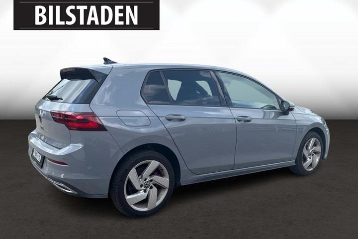 Grå VW Golf VIII fra 2021