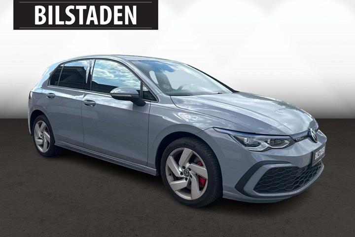 Grå VW Golf VIII fra 2021
