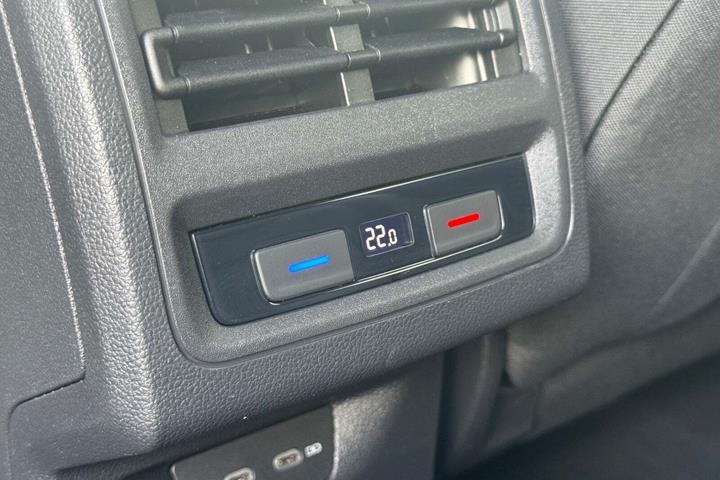 Grå VW Golf VIII fra 2021