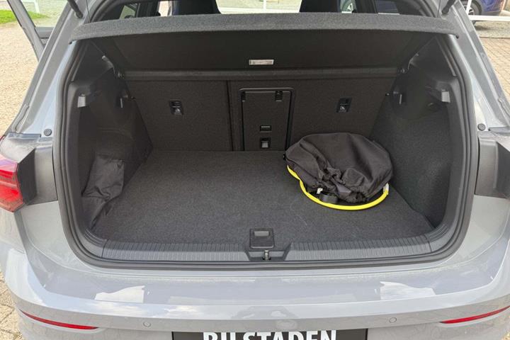 Grå VW Golf VIII fra 2021
