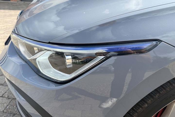 Grå VW Golf VIII fra 2021