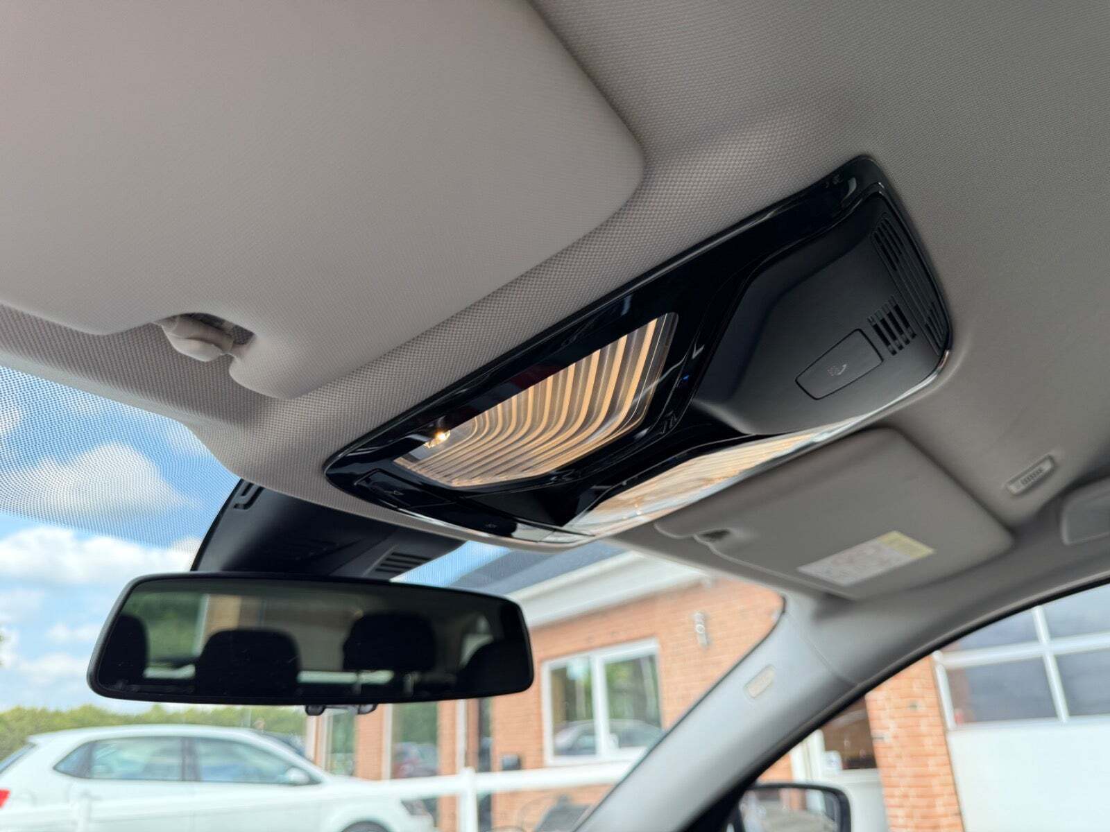 Hvid BMW 330e fra 2021