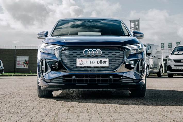Blå Audi Q4 e-tron fra 2023