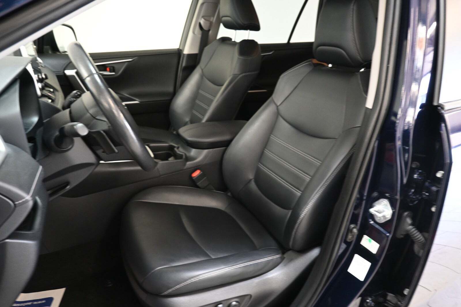 Blå Toyota RAV4 fra 2020