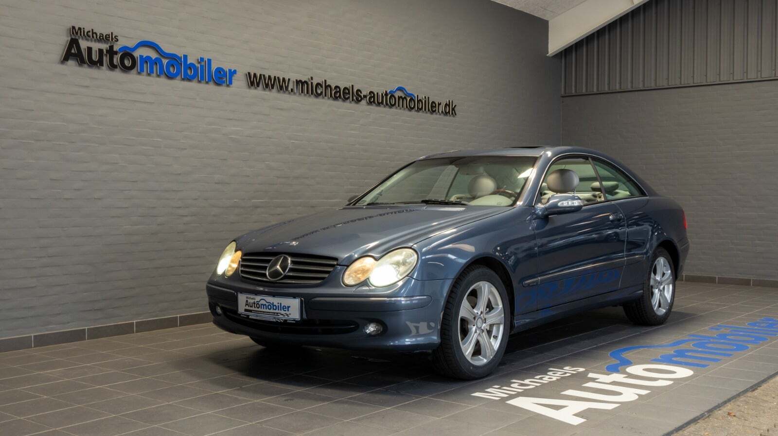 Blå Mercedes CLK320 fra 2003