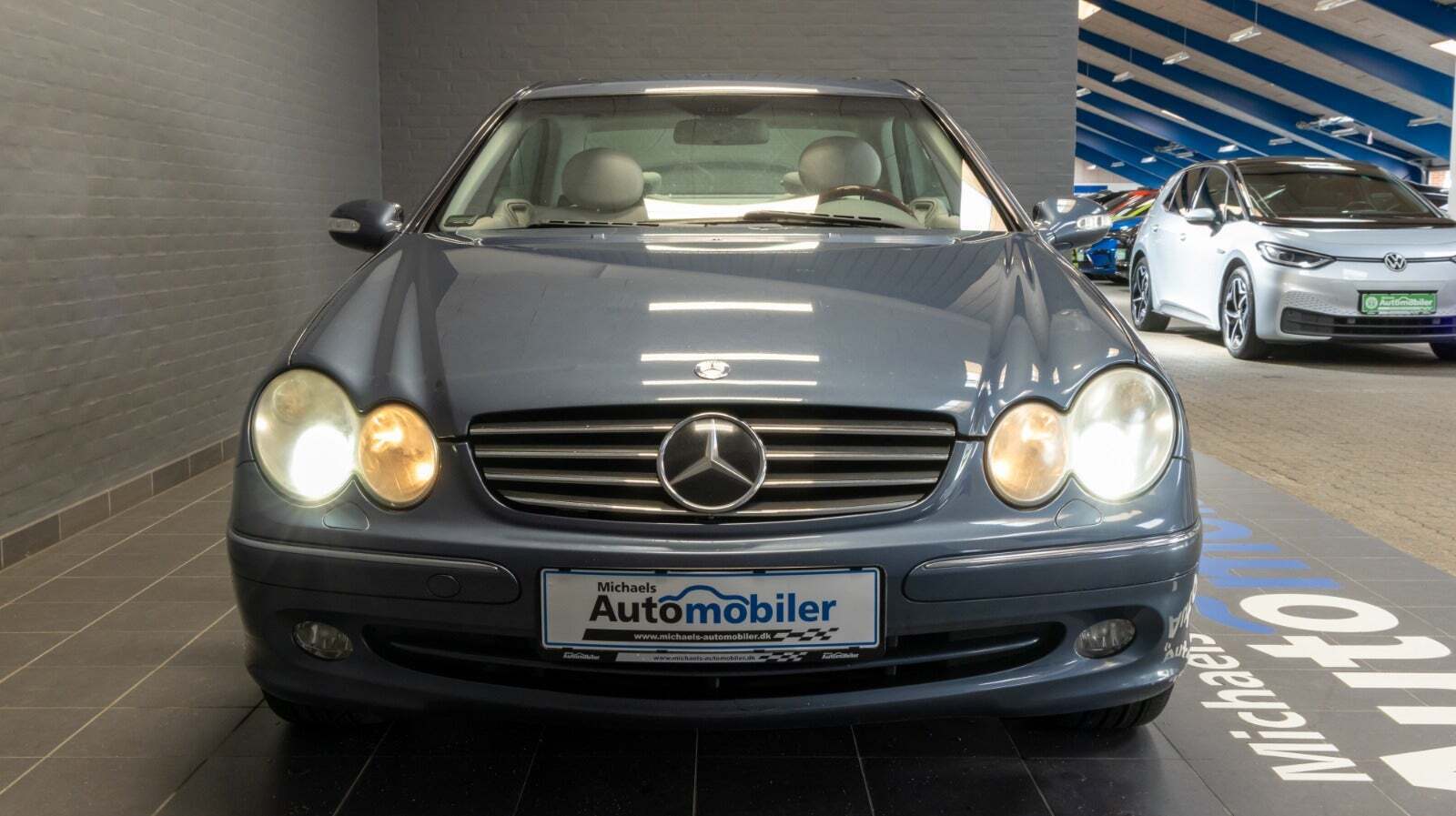 Blå Mercedes CLK320 fra 2003