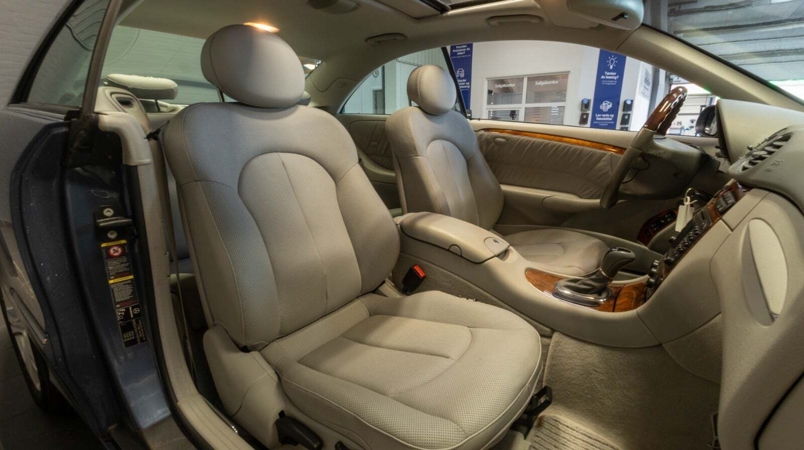 Blå Mercedes CLK320 fra 2003