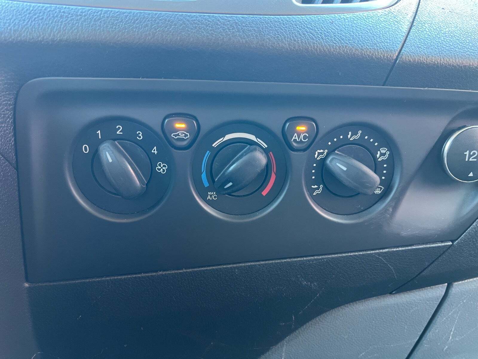 Hvid Ford Transit Custom 310L fra 2015 set indefra