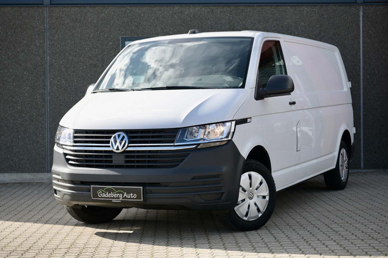 Gul VW Transporter fra 2023 set udefra