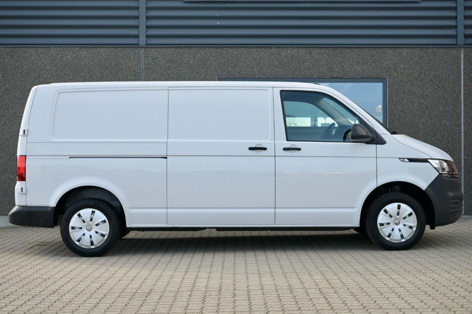 Gul VW Transporter fra 2023
