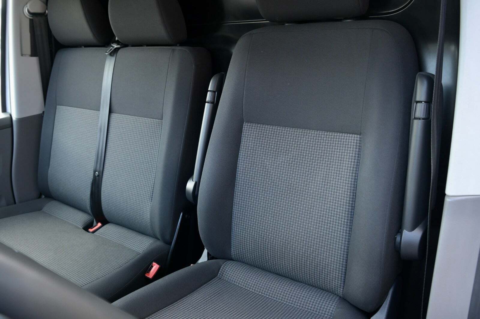 Gul VW Transporter fra 2023