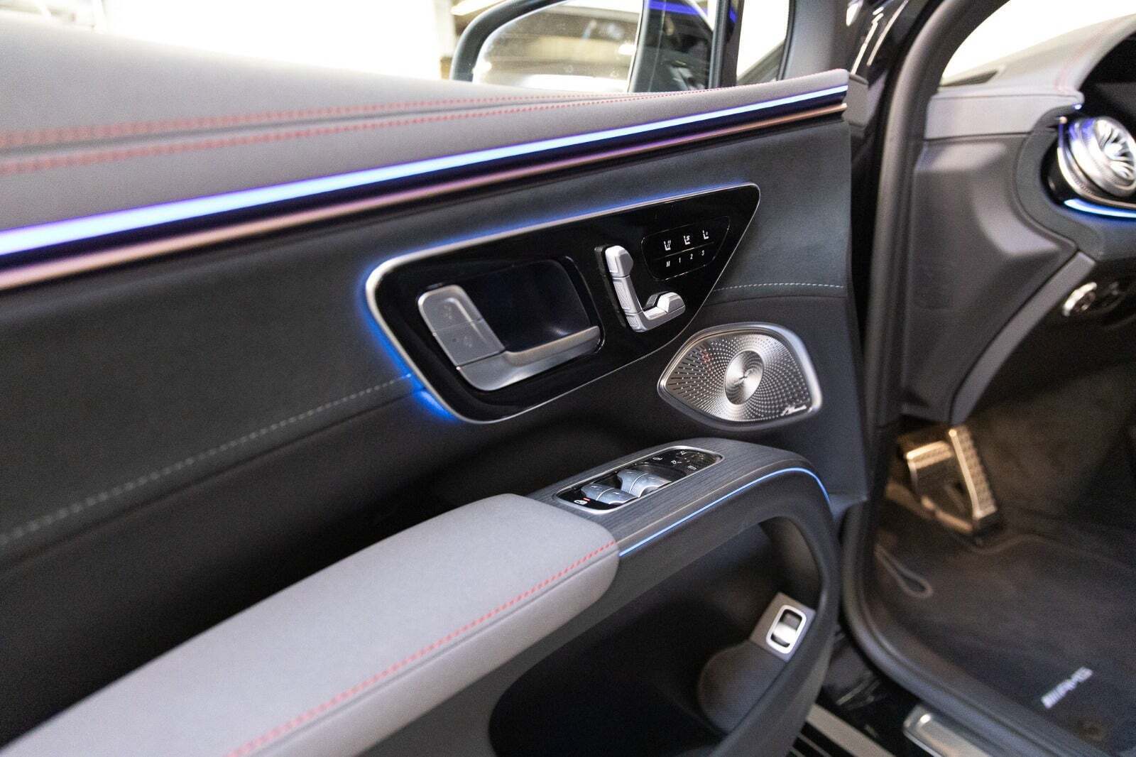 Sort Mercedes EQS450+ SUV fra 2023