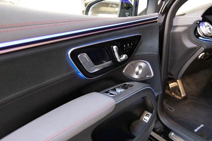 Sort Mercedes EQS450+ SUV fra 2023